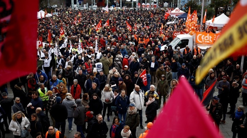 Париж в огне: французы снова вышли на улицы с протестами из-за пенсий