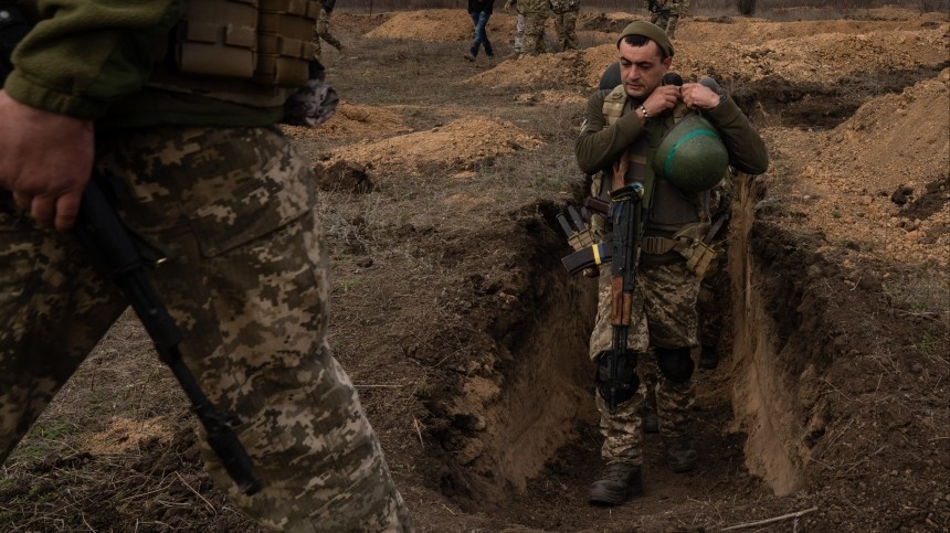 Украинские пограничники роют траншеи на границе с Молдавией