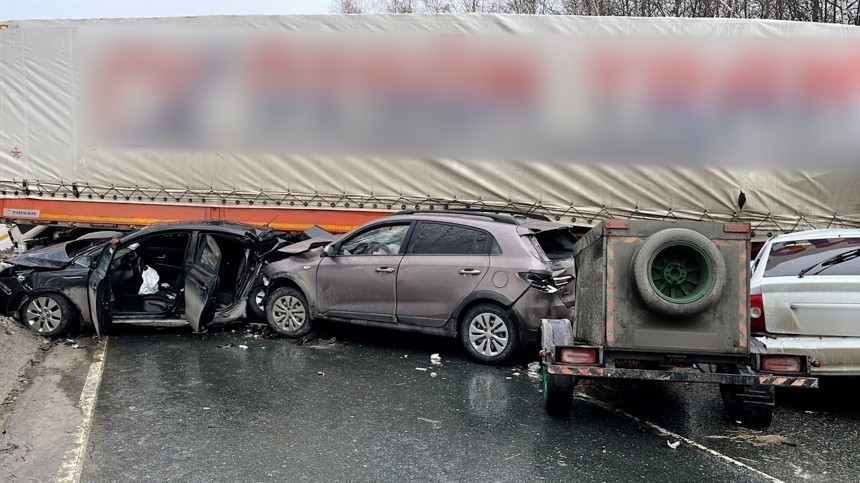 Массовое ДТП с участием 20 автомобилей произошло в Саратовской области