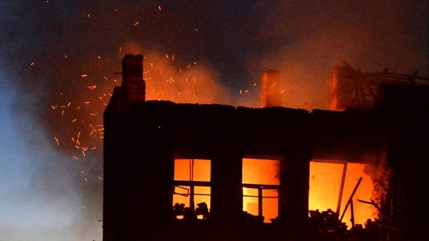Пожар произошел в бывшем доме пионеров в Красноярском крае