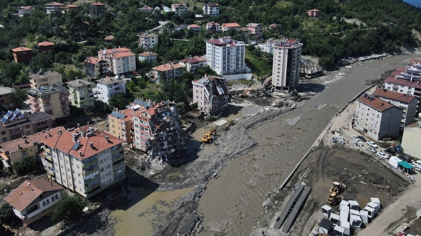В Турции люди застряли в быстро заполнившемся водой подземном переходе
