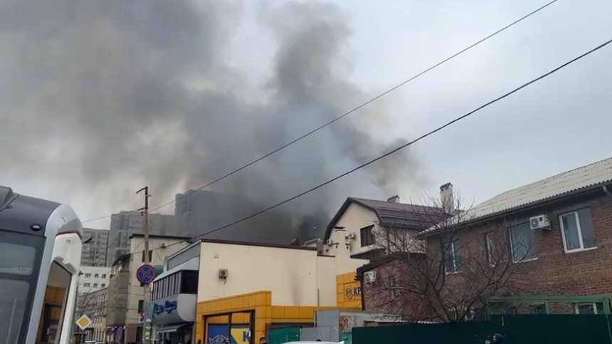 Склад загорелся на территории Погрануправления ФСБ в Ростове-на-Дону