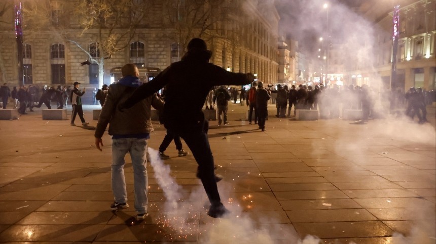 Мы революционеры: 850 человек задержаны на второй неделе протестов во Франции