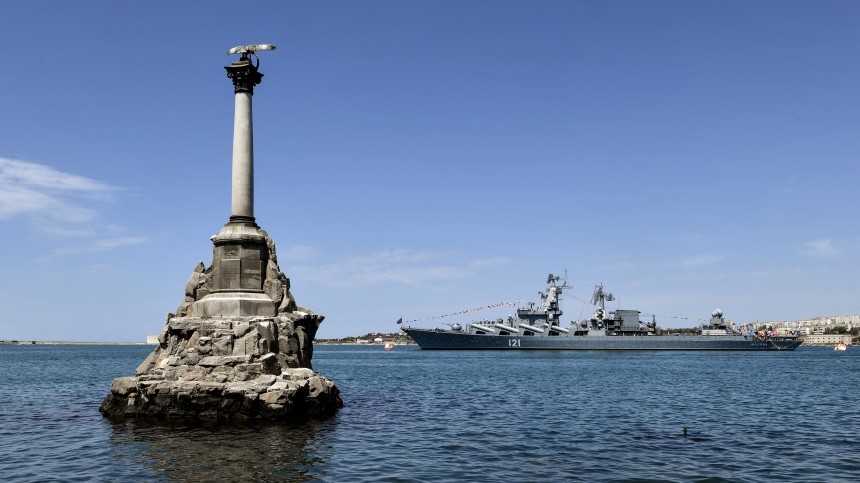 Движение морского транспорта приостановили в Севастополе