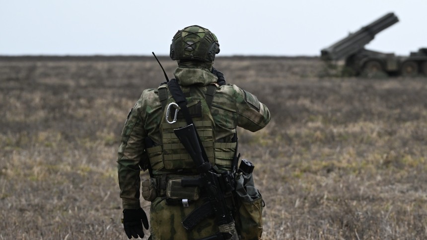 Российский боец вернулся из зоны СВО к новорожденному сыну видео