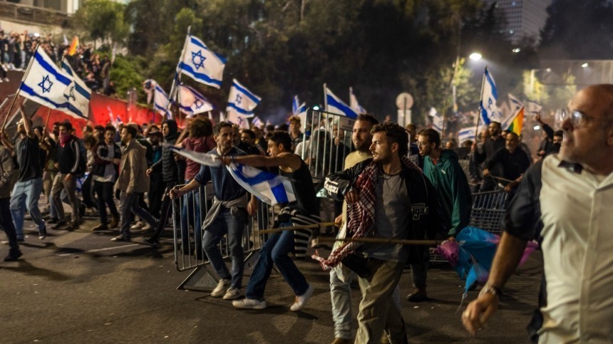 Баррикады и горящие покрышки: демонстранты проникли в парламент Израиля в Иерусалиме