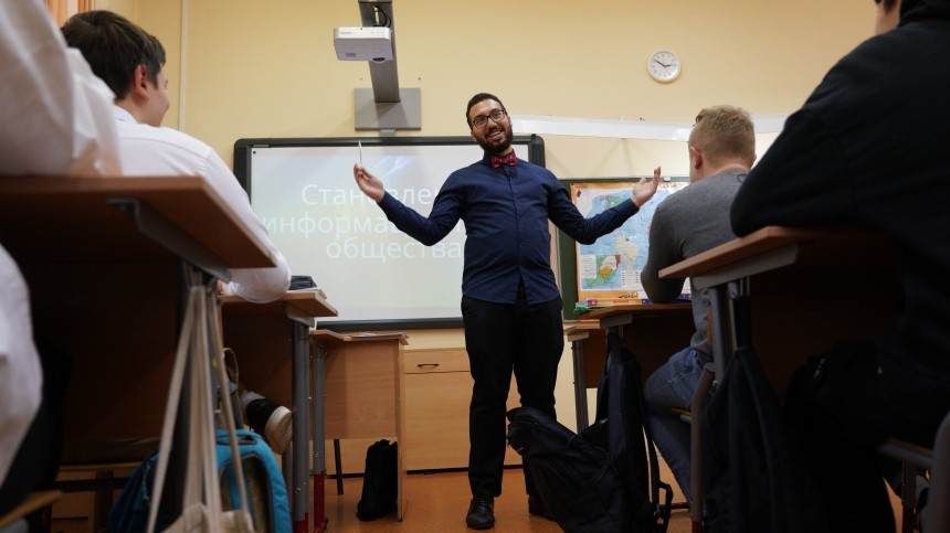 Престиж профессии: учителей хотят по статусу приравнять к госслужащим