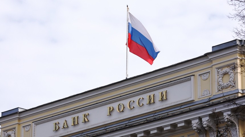 Центробанк продлил ограничения на переводы за рубеж