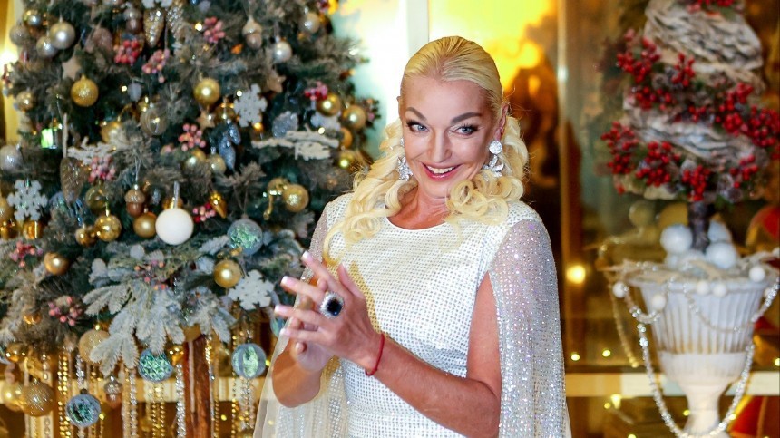 Всегда праздник!  Анастасия Волочкова показала новогоднюю елку по дороге в баню