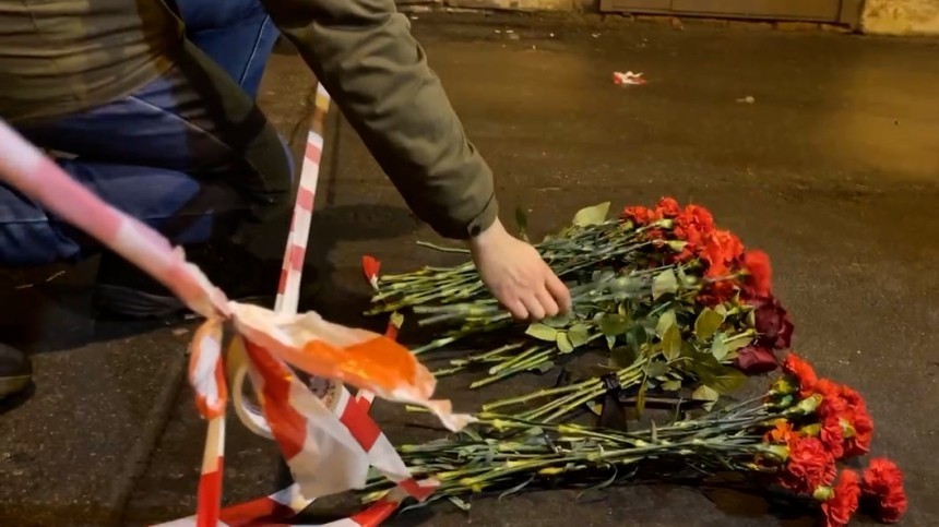 В Санкт-Петербурге люди несут цветы к месту гибели военкора Татарского
