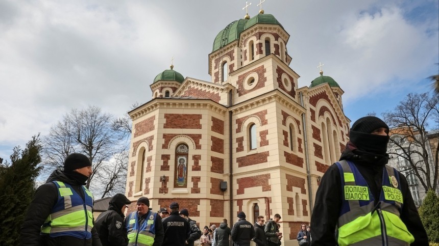 Крест на терпимости: как храмы на Украине захватывают раскольники