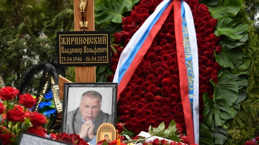Никогда не забудут: как выглядит могила Жириновского спустя год после его смерти