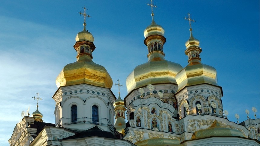 Прихожан УПЦ выгнали из Киево-Печерской лавры молиться на улицу в Вербное воскресенье