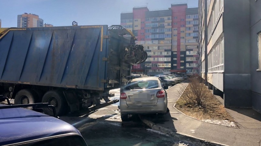 В Томске мусоровоз едва не расплющил легковушку с пятилетним мальчиком