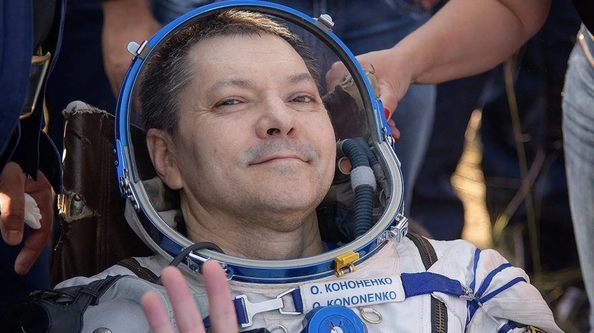Ложитесь поудобнее: космонавт Кононенко показал подготовку к полету на МКС