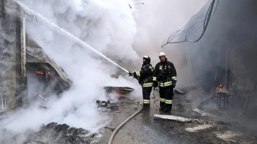 Из-за пожара на фермерском рынке в Химках обрушилась крыша