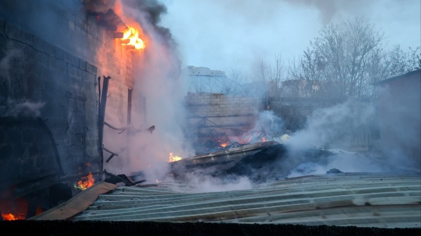 Мужчина получил ожоги при пожаре в магазине моторных масел на рынке Геленджика