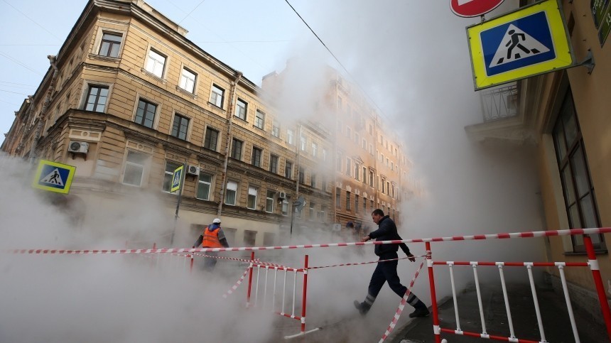 Затопило всю улицу: последствия прорыва трубы с кипятком ликвидируют в центре Петербурга