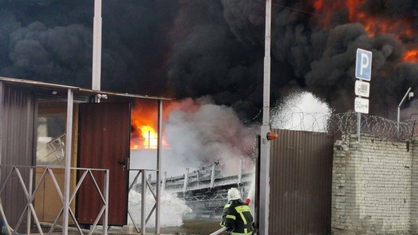 В Дзержинске склад химической продукции сгорел дотла: репортаж с места событий