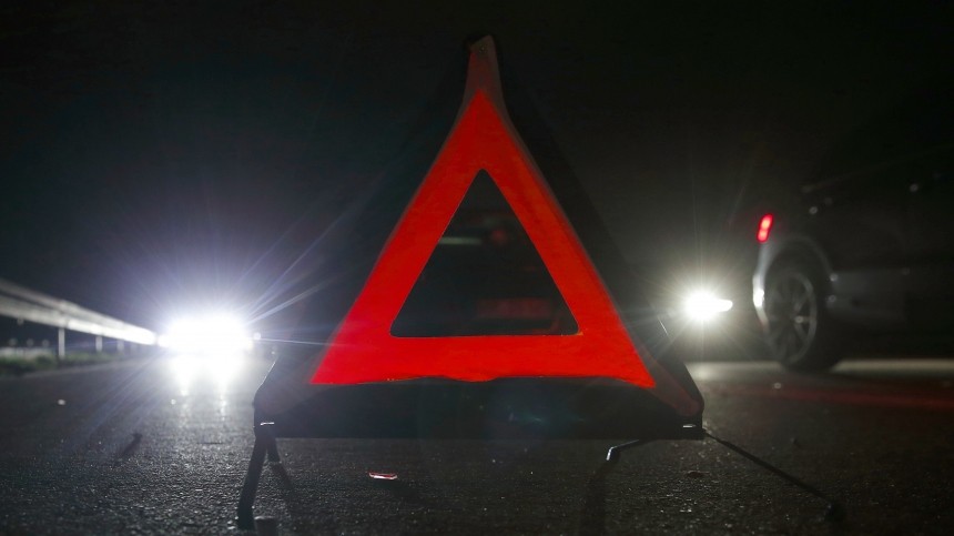 В Петербурге машину разрезало пополам после столкновения с фонарным столбом