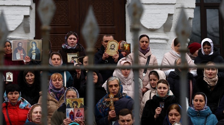 Монахов Киево-Печерской лавры лишили возможности забрать свои вещи