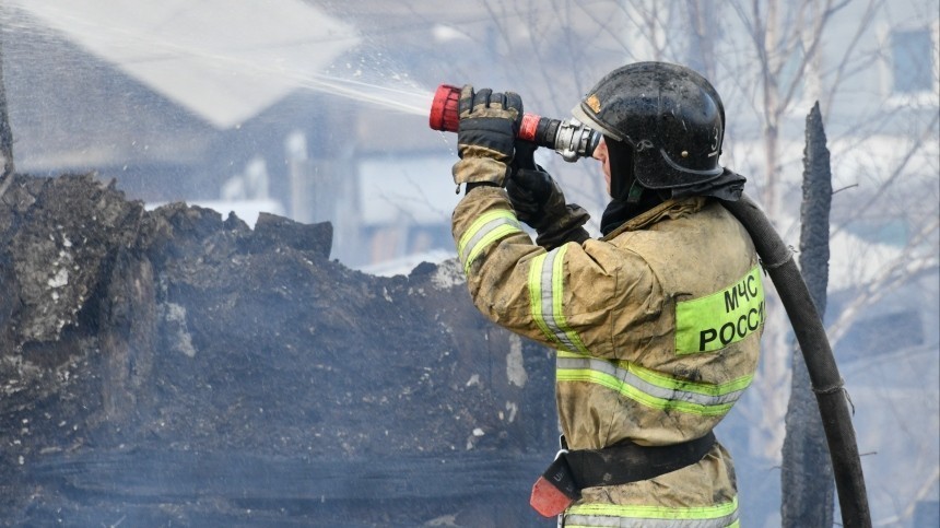 Крупный пожар едва не уничтожил турбазу на Байкале