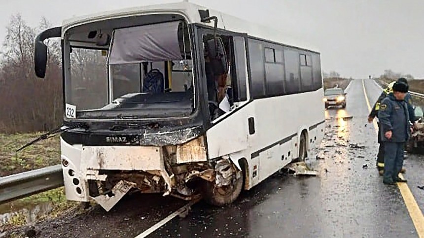 Под Тобольском пассажирский автобус врезался в бензовоз и протаранил столб