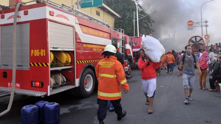 Крупный пожар вспыхнул в ТЦ Индонезии, 37 человек оказались в больнице