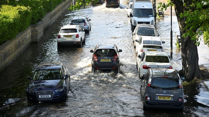 Подводная ловушка: как в Британии спасали водителя тонущего авто