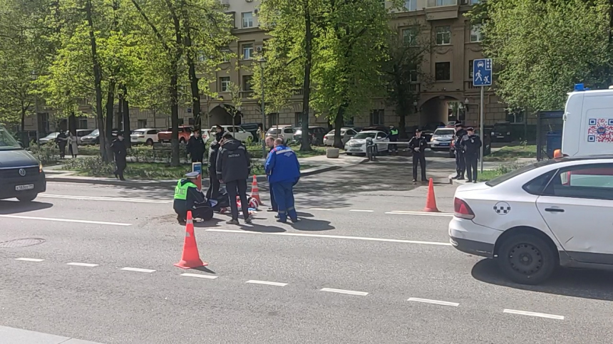 Водитель такси сбил мотоциклиста с несовершеннолетним пассажиром в центре Москвы