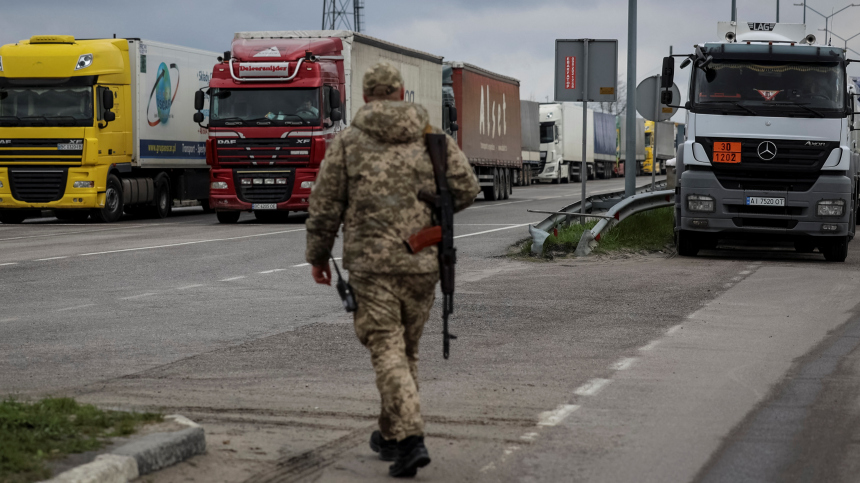 Польские перевозчики в знак протеста перекрыли дорогу на границе с Украиной