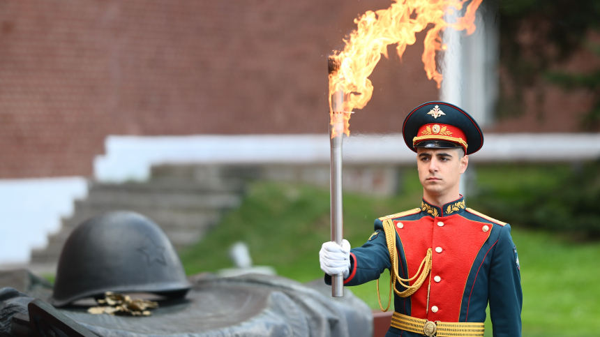 Дань памяти: частицы Вечного огня с Могилы Неизвестного Солдата в Москве доставят на передовую