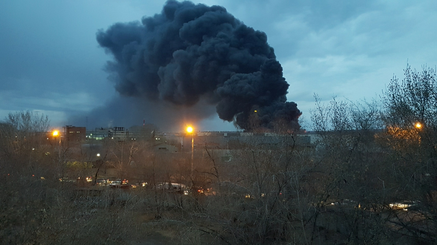 На загоревшихся складах с порохом в Свердловской области гремят взрывы