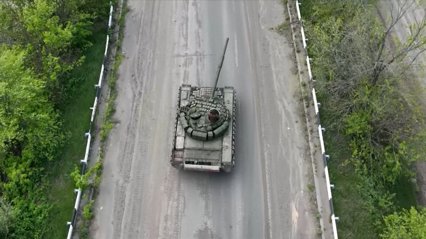 Редкие кадры: танкисты бьют по ВСУ прямой наводкой при наступлении под Донецком