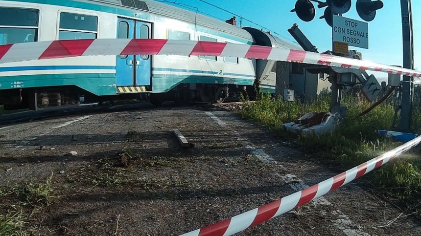 Поезд протаранил легковушку в Саратовской области, есть погибшие