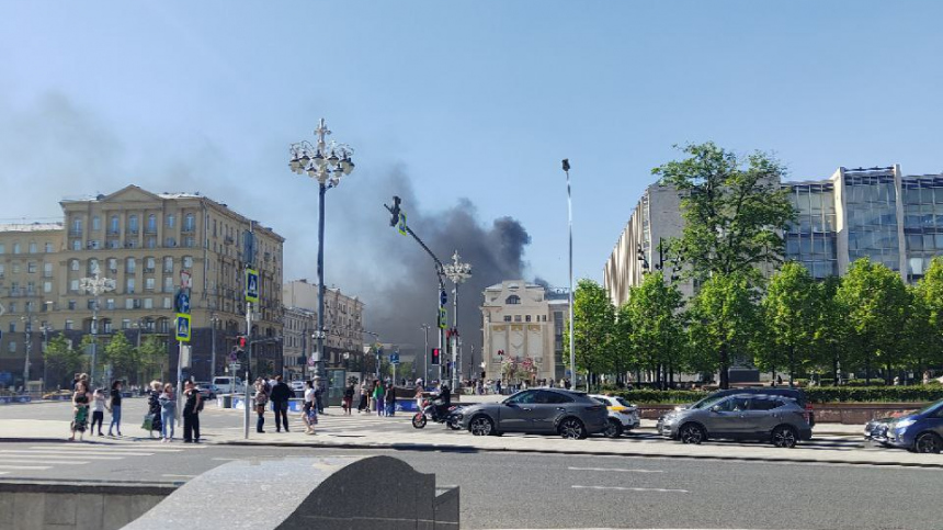 Тверская в дыму: в Москве пожар возле гостиницы Интерконтиненталь