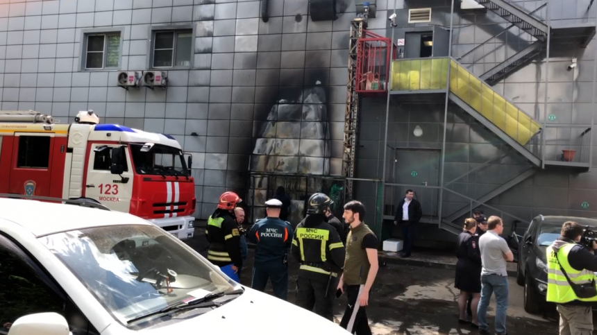 На улице Адмирала Ушакова в Москве произошел пожар в крупном ТЦ