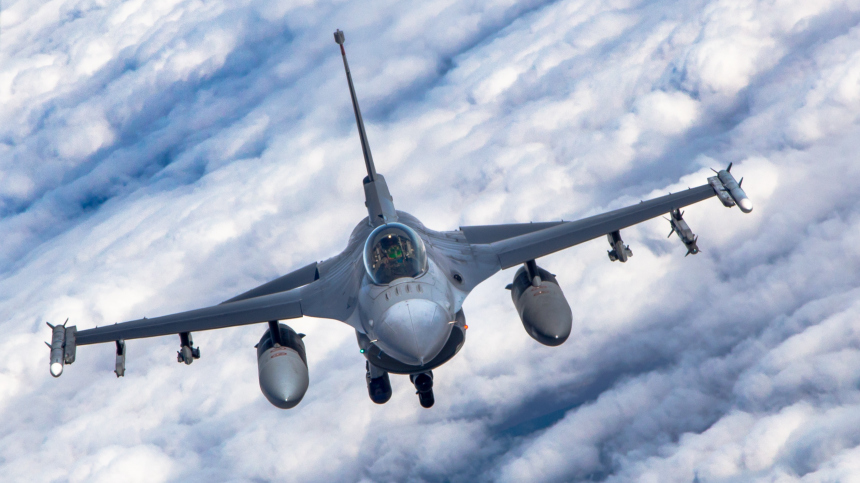Дорогая игрушка: почему Европа затягивает передачу F-16 Украине
