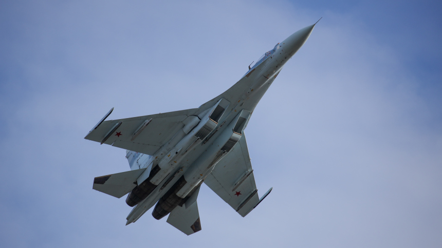 Су-27 подняли в воздух из-за бомбардировщиков ВВС США, летевших к границе РФ