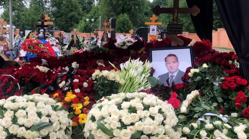 Свято храни всю жизнь: сыну Кучеренко вручили уникальную вещь у гроба отца
