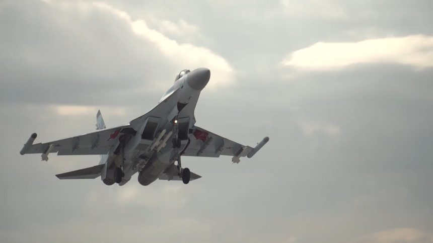 Су-35 и Су-27 подняли в небо из-за летевших к границе РФ бомбардировщиков США