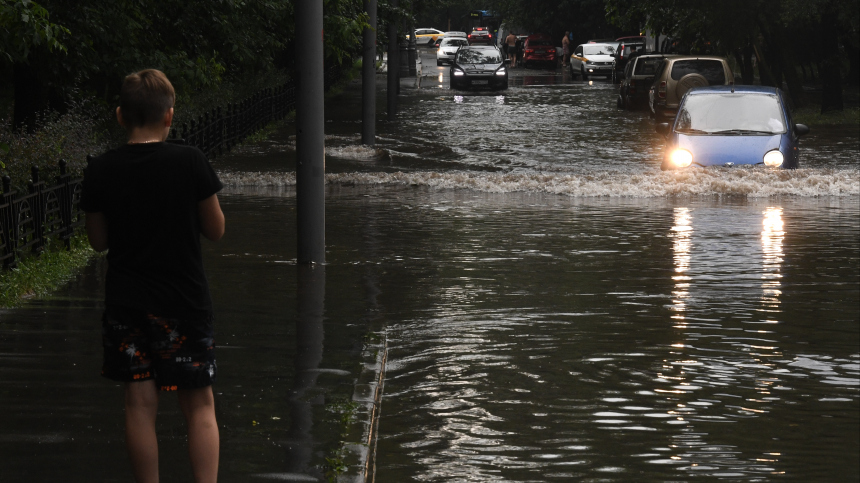 На Москву обрушились ливни: под воду ушли десятки улиц