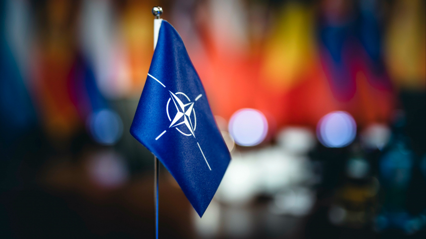 Подливают масло в огонь: как НАТО влияет на украинский конфликт