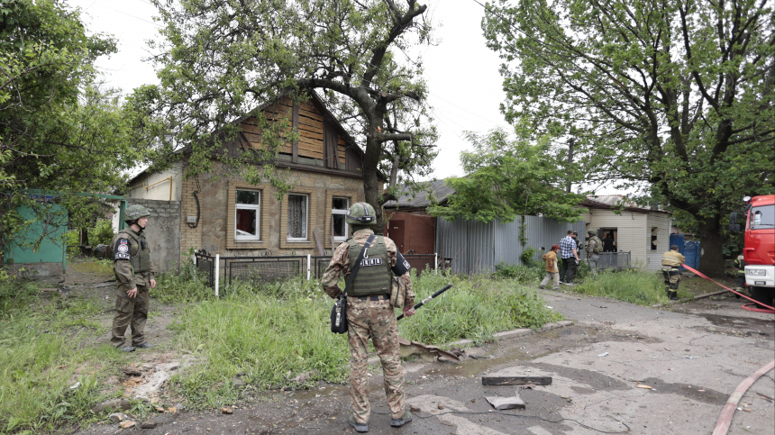 Стреляли из НIМАRS: корреспондент Известий показал последствия атаки ВСУ на Донецк