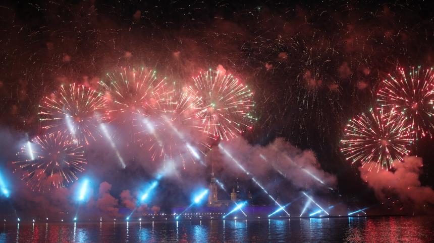 Прямая трансляция фестиваля огней из Петербурга в честь 320-летия города