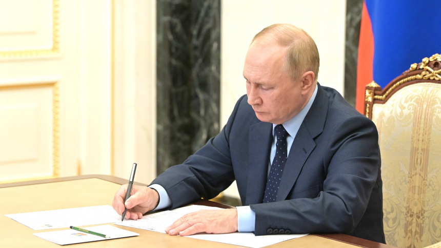 Владимир Путин подписал закон о денонсации Договора об обычных вооруженных силах