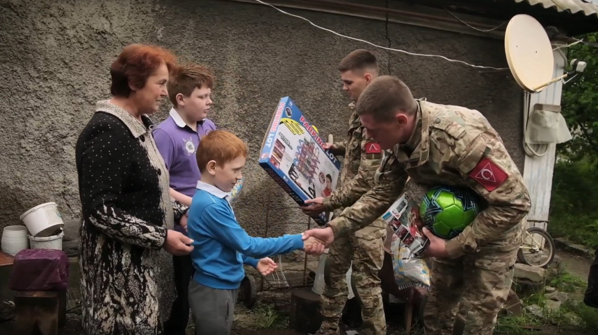 Российские бойцы поздравили юных россиян с Днем защиты детей