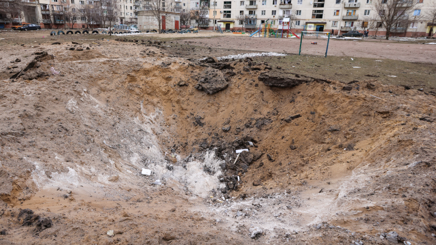 В Белгороде на проезжую часть упал снаряд