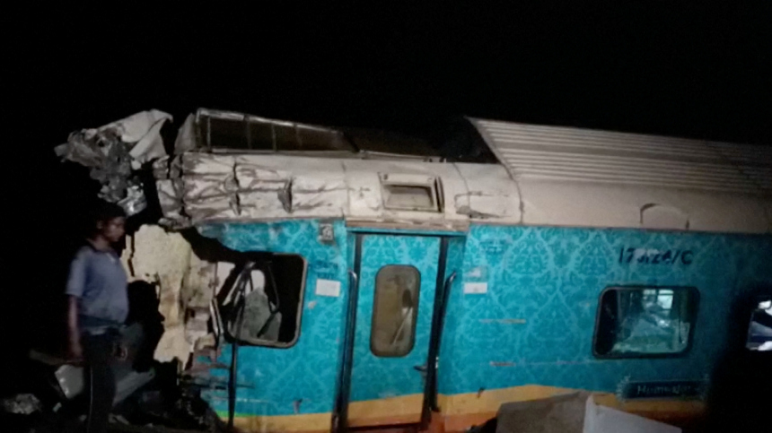 Не менее 50 человек погибли при столкновении поездов в Индии  видео с места аварии
