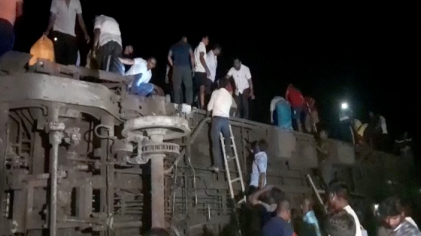 Число погибших при столкновении поездов в Индии выросло до 207